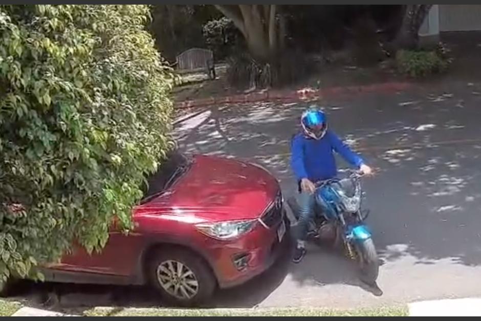 El motorista simulaba mensajear antes de cometer el robo. (Foto: captura de video)