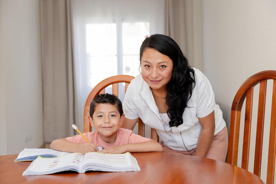 Tu participación en el aprendizaje de tus hijos ayuda a que ellos retengan mejor la información y tengan éxito académico. (Foto: Shutterstock)