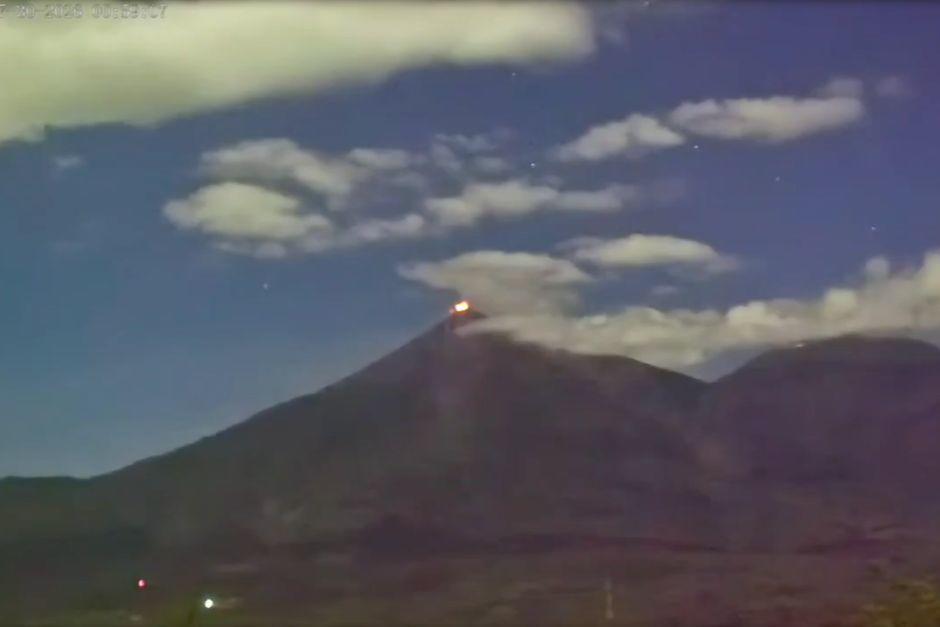 El volcán de Fuego registró una erupción durante el temblor de esta madrugada. (Foto: Captura de video/AfarTV)