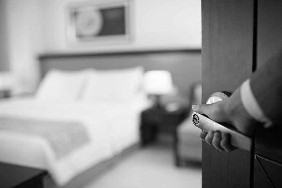 La mujer fue localizada por personal del lugar cuando se disponían a limpiar la habitación. (Foto ilustrativa: Shutterstock)