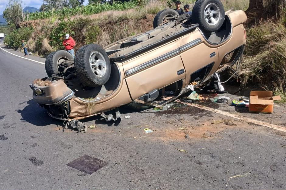 Bomberos trasladaron a dos personas que resultaron heridas. (Foto: CVB)