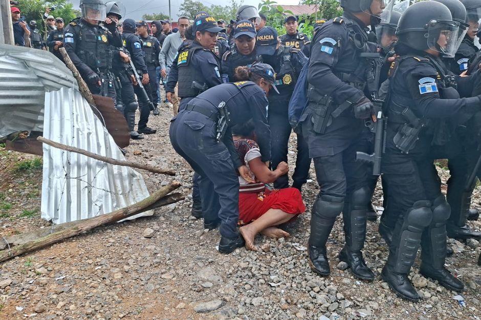 Dos mujeres fueron sacadas a la fuerza de una vivienda, entre ellas una de la tercera edad. (Foto: Mardoqueo Guzmán / Nuestro Diario)