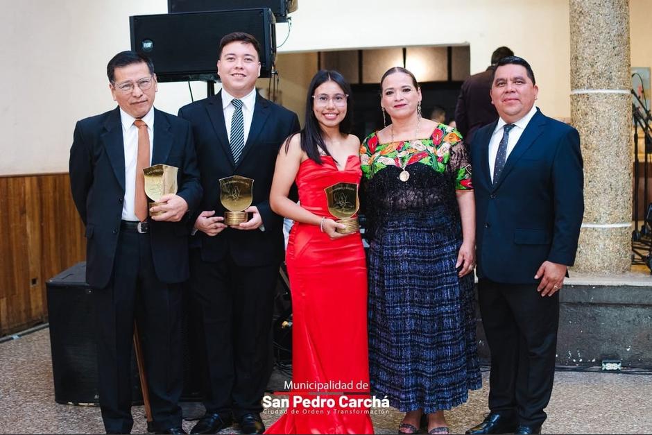 La Municipalidad de San Pedro Carchá le otorgó el galardón del Ciudadano Ilustre del Año 2025 a modo de homenaje por su carrera académica después de haberse graduado en la Universidad de Oklahoma. (Foto: Guillermo Fuentes) 