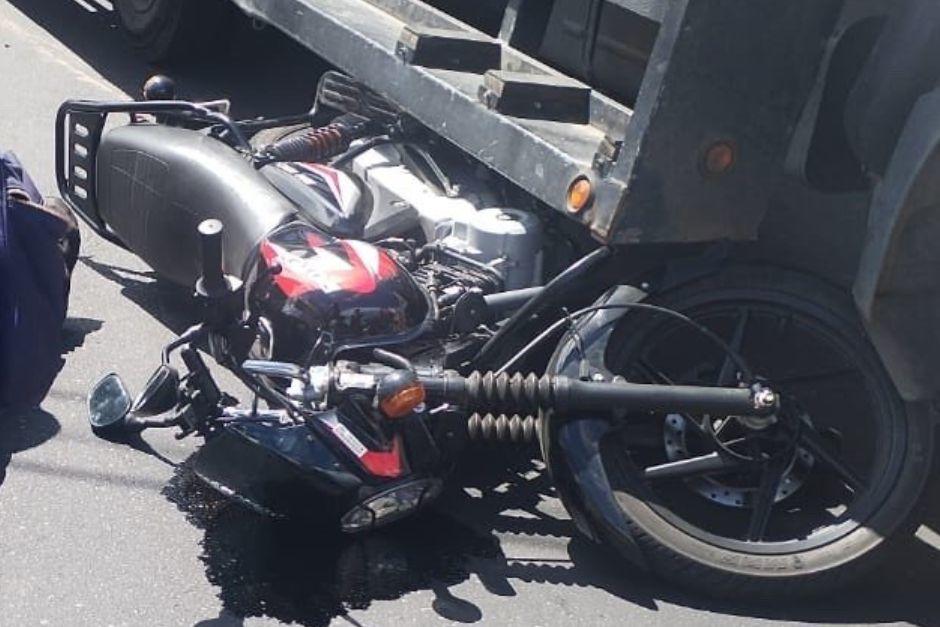 La moto quedó atrapada debajo de la estructura del camión. (Foto vía: Policía Municipal de Tránsito)