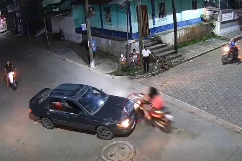 La mujer terminó en la cinta asfáltica y el responsable dándose a la fuga. (Foto: Redes Sociales)