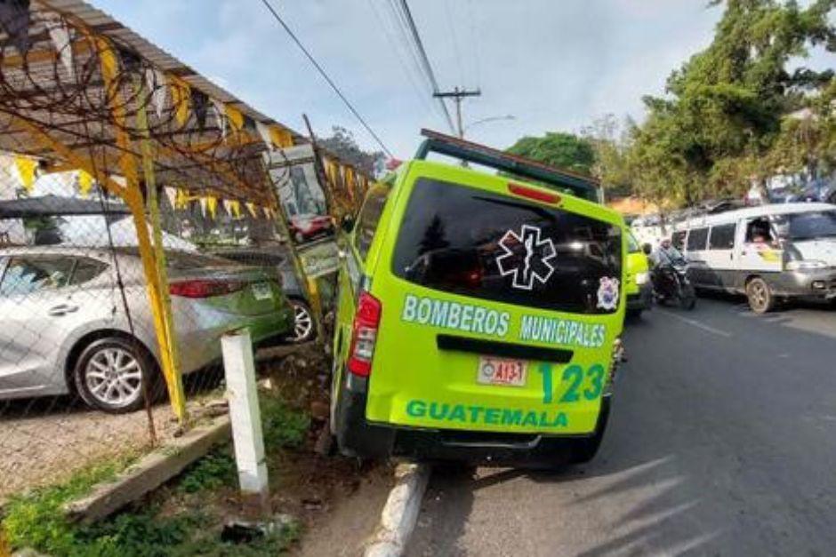 La ambulancia sufrió un accidente al intentar esquivar a un motorista. (Foto: Cortesía)