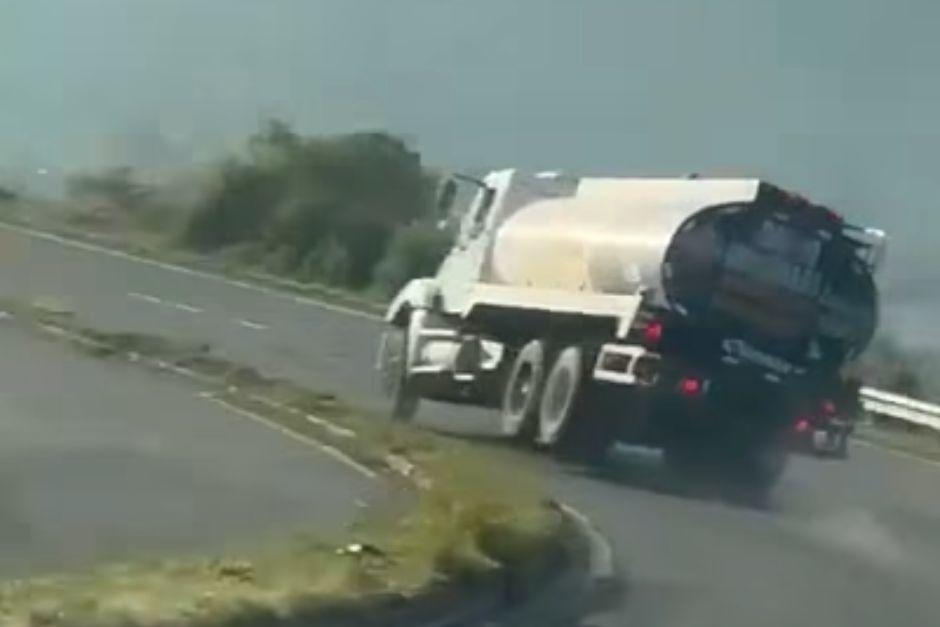 El accidente dejó herido al piloto del transporte pesado. (Foto: Captura de video)