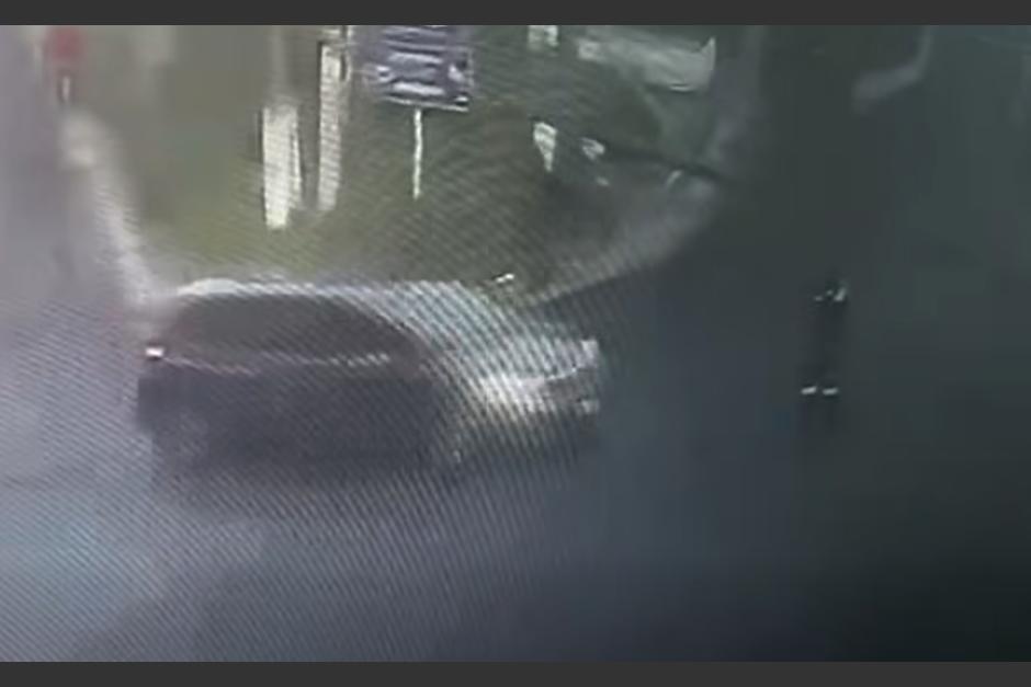 El conductor cruzó a su izquierda y arrolló al agente. (Foto: captura de video)
