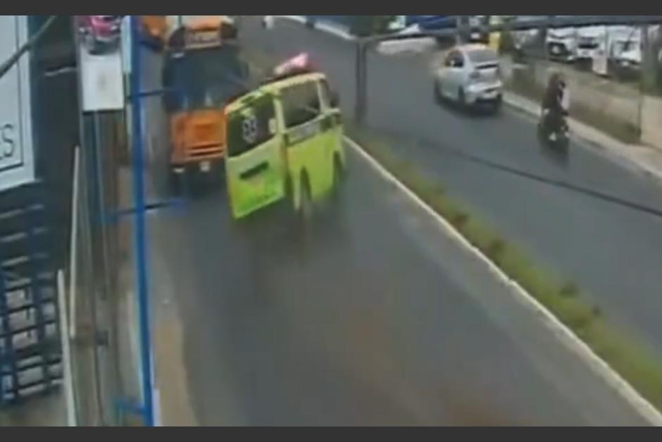 Un motorista obstaculizó el paso, provocando que la ambulancia perdiera el control. (Foto: captura de video)