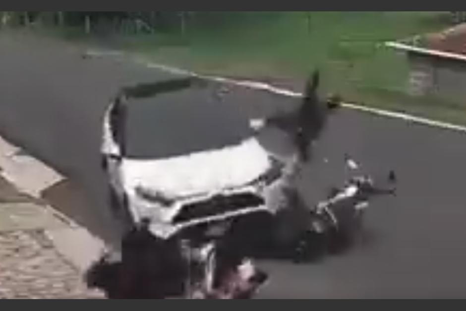 El auto intentó esquivarla, pero terminó impactando con ella. (Foto: captura de video)