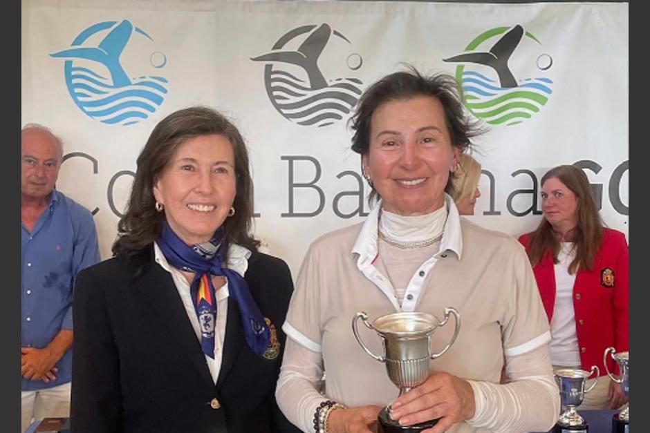 Beatriz de Arenas, recibe el trofeo que la acredita como ganadora de la división +60, del Campeonato de España Individual Senior Femenino. (Foto: Asogolf)