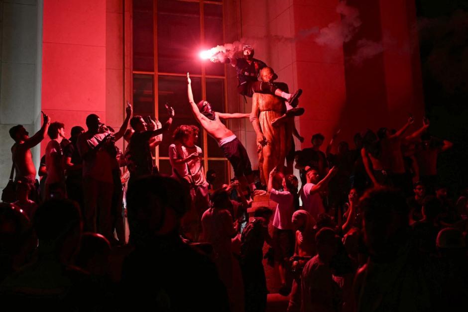 Cerca de 180 agentes policiales resultaron heridos tras altercados con aficionados. (Foto: AFP)