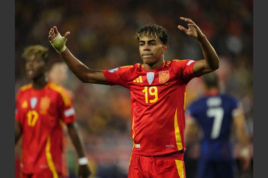 Debutó con la selección absoluta española con apenas 16 años.