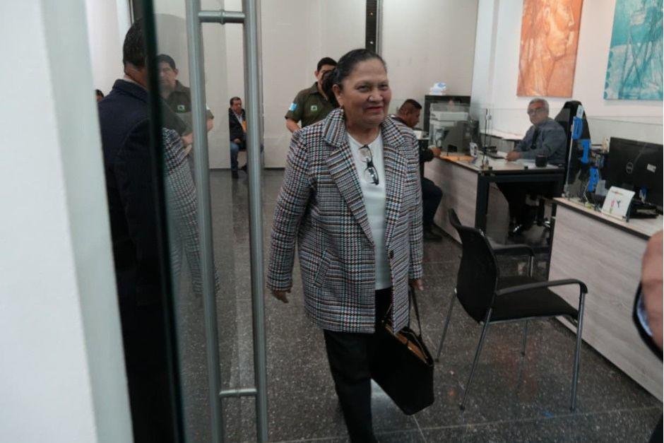 La exfiscal General, Consuelo Porras, después de haber dejado el cargo el pasado 16 de mayo, reapareció pública en el edificio del Ministerio de Finanzas Públicas (Minfin). (Foto: Wilder López/Soy502)