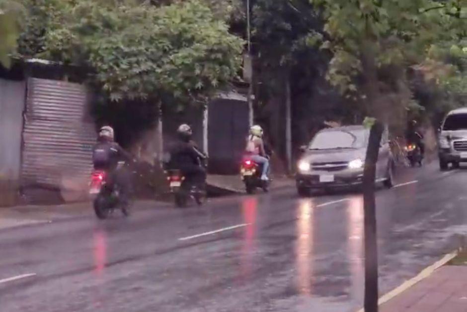 Varios motoristas circulaban contra la vía en el bulevar Los Olivos. (Foto: Captura de video)