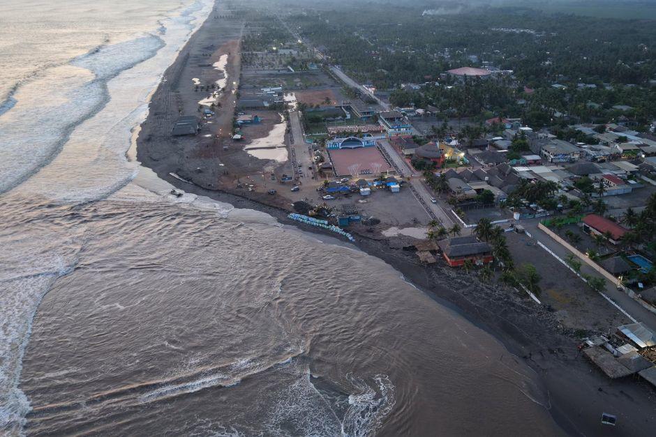 El mar se ha salido más de lo habitual hasta alcanzar a las viviendas cercanas. (Foto: Muni Ocós)