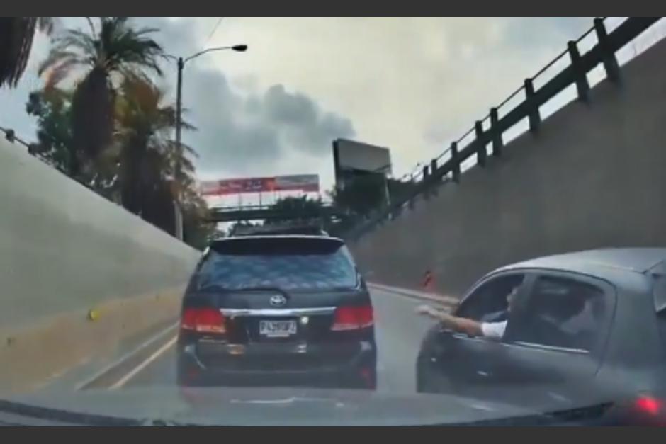 El auto terminó patinando sobre el asfalto. (Foto: captura de video)