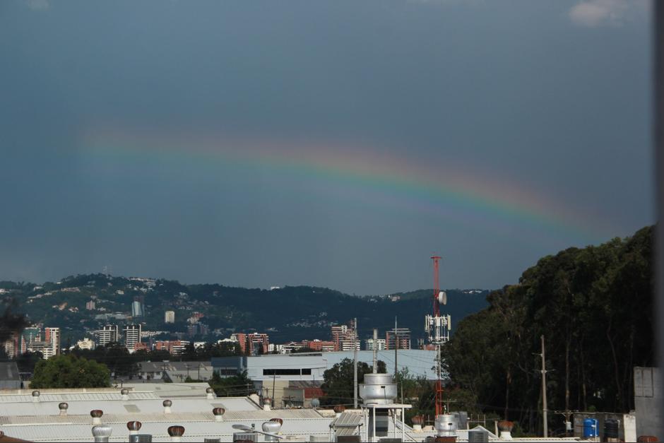 El arcoíris fue visto sobre la ciudad capital esta tarde. (Foto: Fredy Hernández/Soy502)