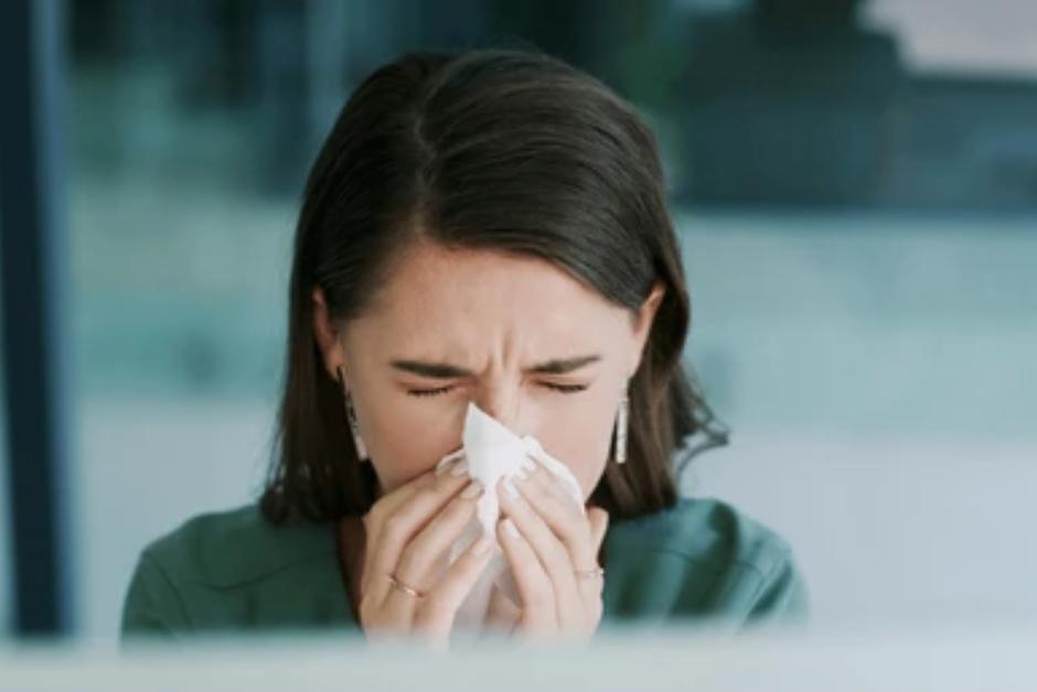 Tos, fiebre, dolor de pecho y dificultad para respirar son señales que requieren atención médica. (Foto ilustrativa: Shutterstock)