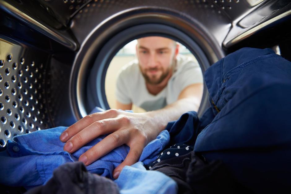 Si utilizas la lavadora, no dejes la ropa mucho tiempo en ella, tiéndela de inmediato. (Foto: Shutterstock)
