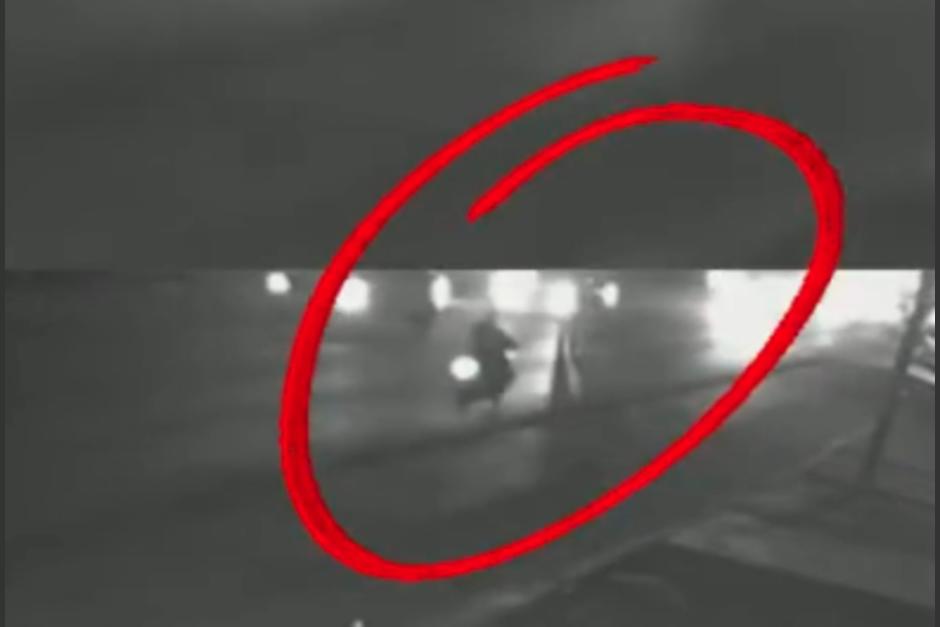 La víctima quedó en medio de los dos carriles. (Foto: captura de video)