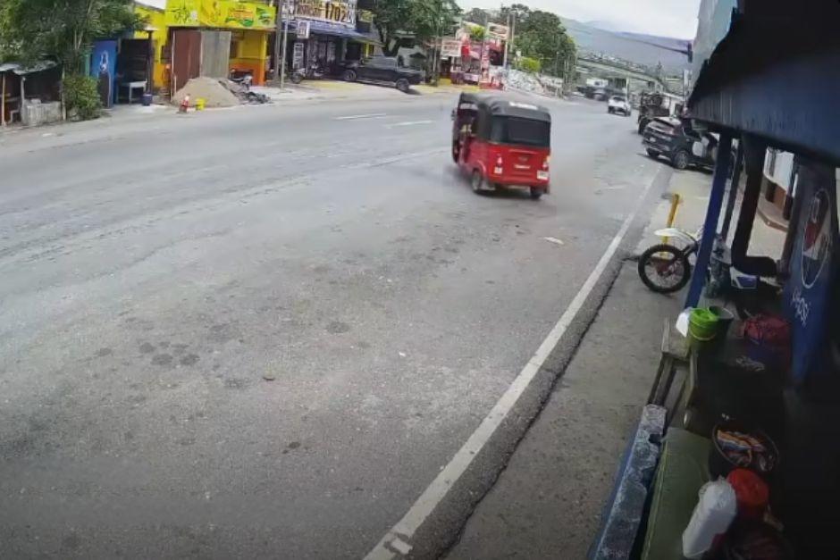 El tuctuc giró en un lugar prohibido y afectó a otro conductor. (Foto: Captura de video)