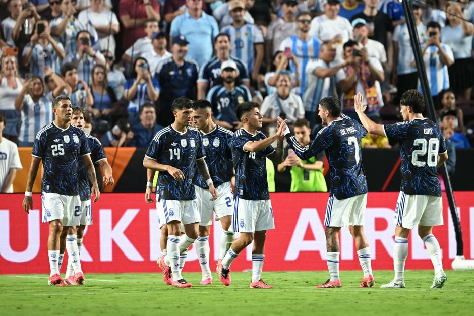 Los jugadores de la Albiceleste festejan en el triunfo contra Honduras, previo al Mundial 2026. (Foto: AFP)
