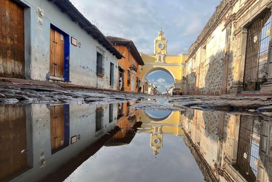 Un hermoso reflejo, así luce la Antigua esta mañana. (Foto: Fredy Hernández/SOY502)