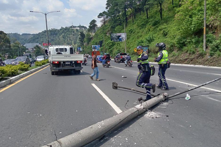 El poste cayó tras el fuerte impacto. (Foto: PMT, Villa Nueva)