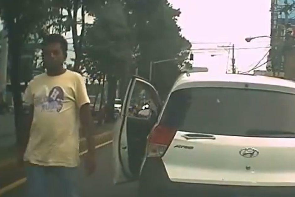 El conductor bajó del vehículo para intimidar. (Foto: captura de video)