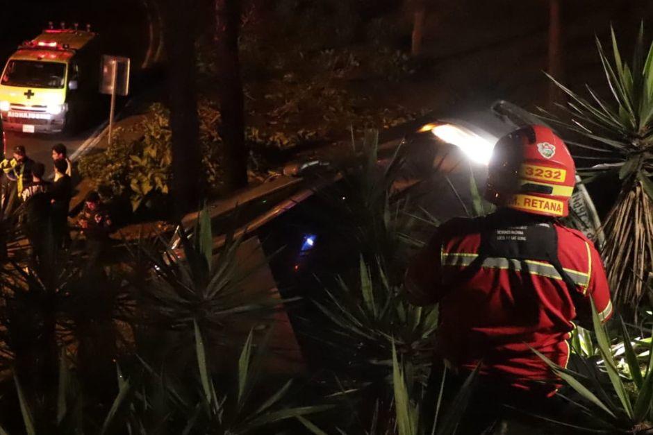 El vehículo quedó atrapado entre arbustos tras el accidente. (Foto: Bomberos Municipales)