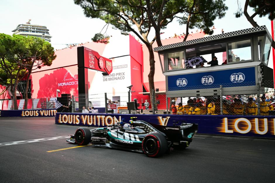 El Mercedes de Kimi volvió a pasar primero en la línea de meta. (Foto: AFP)