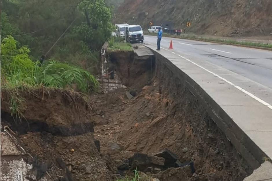 Un socavamiento ocurrió la tarde de este domingo en el kilómetro 39 de la ruta al Atlántico. (Foto: Conred/Soy502)