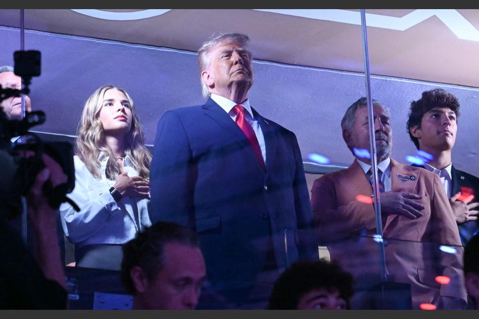 El presidente de Estados Unidos, Donald Trump, asiste al tercer partido de las Finales de la NBA entre los San Antonio Spurs y los New York Knicks en el Madison Square Garden de Nueva York. (Foto: AFP)
