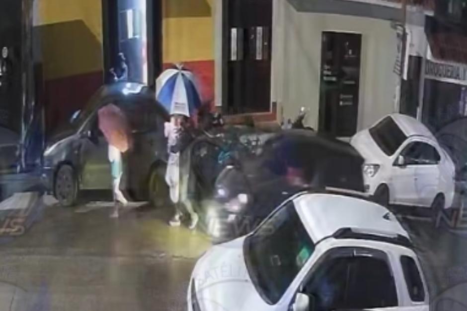 La mujer y la bebé terminaron en la cinta asfáltica tras ser arrolladas por un vehículo. (Foto: Captura de video)