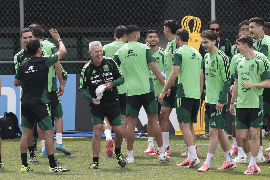 Llenos de sonrisas, el "Vasco" y sus pupilos afinan detalles antes del duelo del jueves. (Foto: redes sociales) 