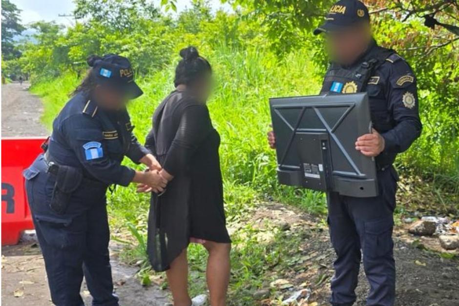 La mujer fue capturada por un acceso no permitido, que era donde pretendía ingresar el televisor. (Foto: PNC)