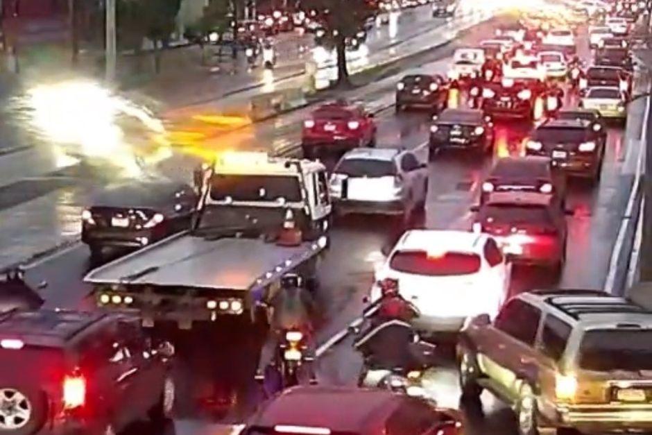 El tránsito es lento en ambas rutas durante la noche de este lunes. (Foto: Amílcar Montejo)