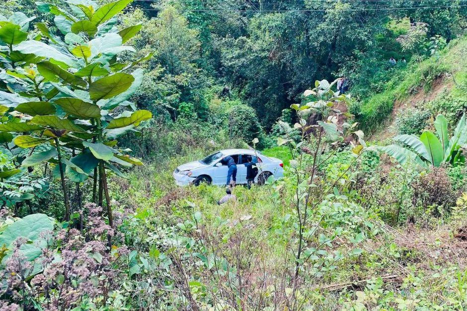 El vehículo cayó a una hondonada tras ser impactado por otro automóvil. (Foto: Redes sociales)