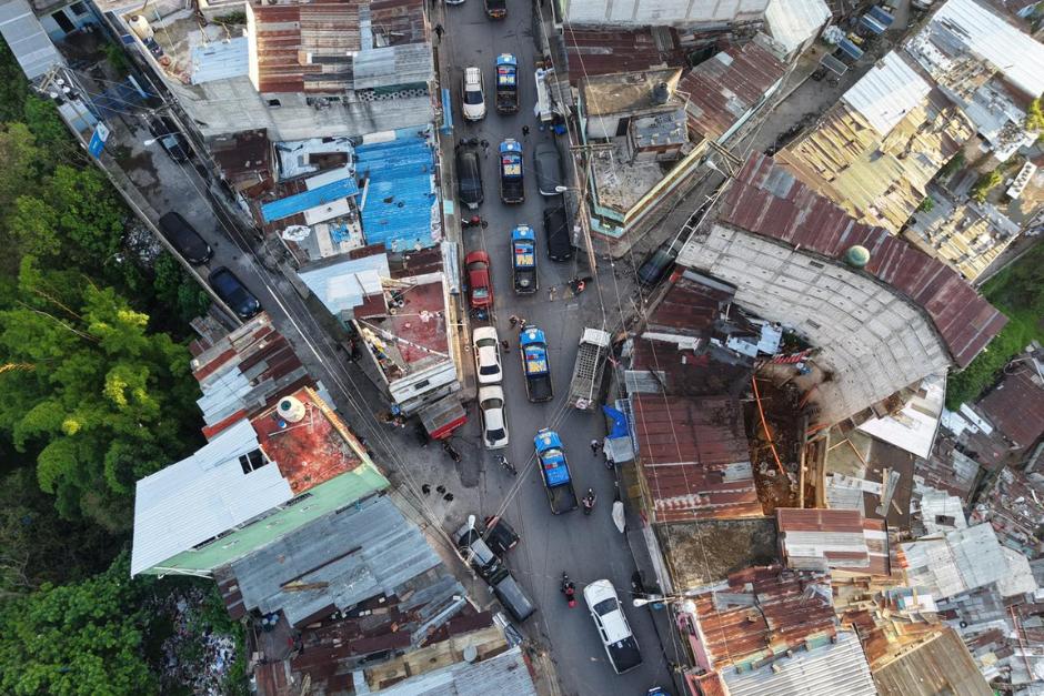 Investigadores de la DEIC y fiscales del MP ejecutan allanamientos en el barrio El Gallito, zona 3. (Foto: PNC)
