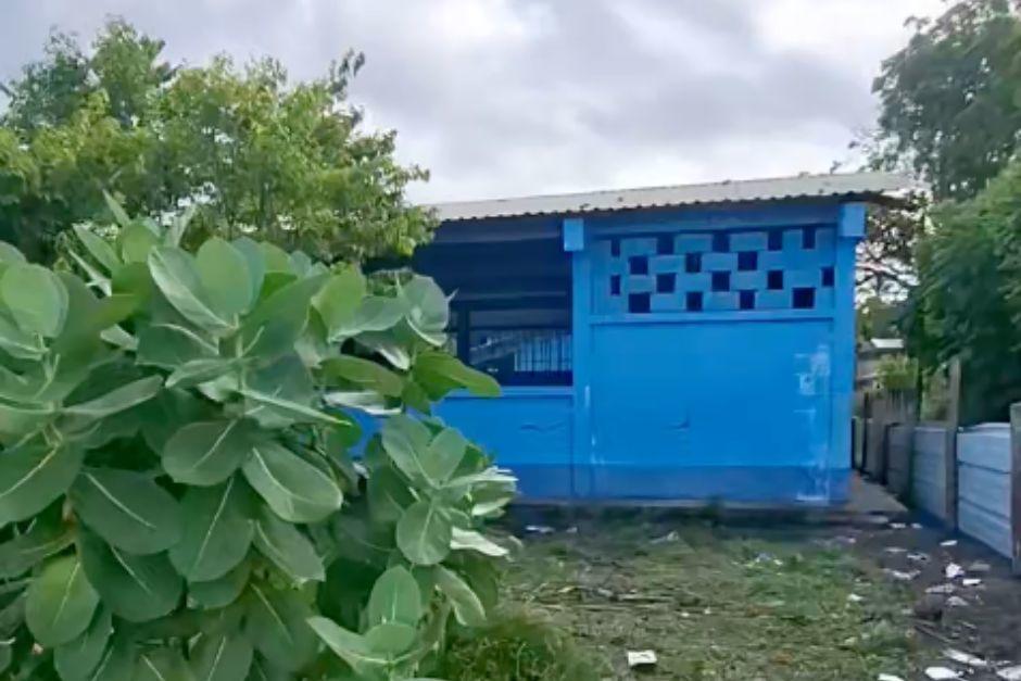 La escuela está a escasos metros de donde golpea la marea. (Foto: Captura de video)