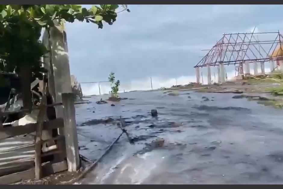 La cercanía de la tormenta causó grandes oleajes. (Foto: captura de video)