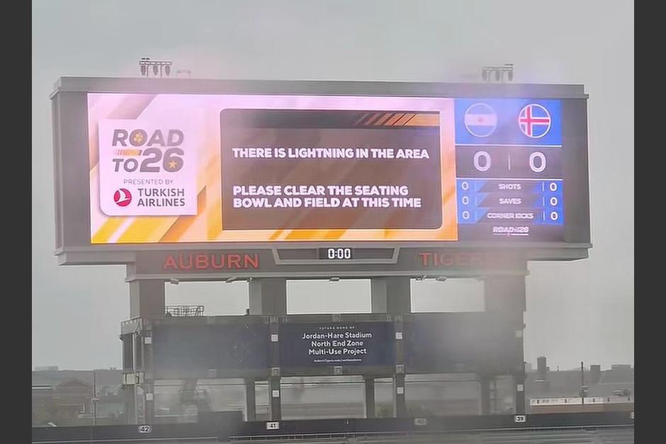 Las pantallas del Jordan-Hare Stadium mostraron mensajes de advertencia por actividad eléctrica en los alrededores. (Foto: Captura de redes)