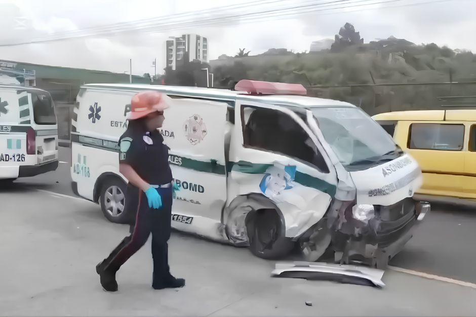 Dos bomberos resultaron heridos tras el choque en el ingreso al bulevar Cenma. (Foto: Captura de video)