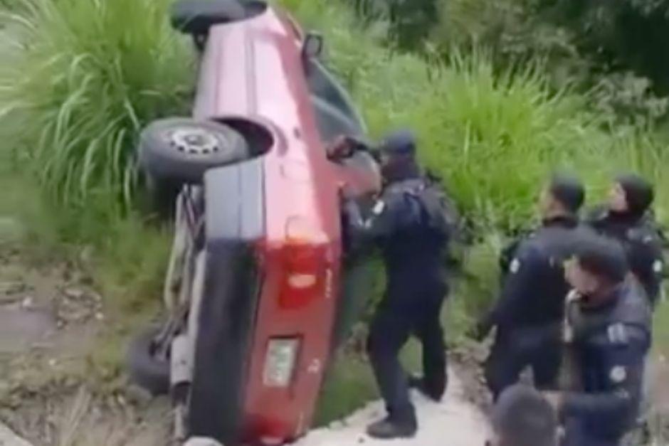 El vehículo cayó en una hondonada a la orilla de la carretera. (Foto: Captura de video)