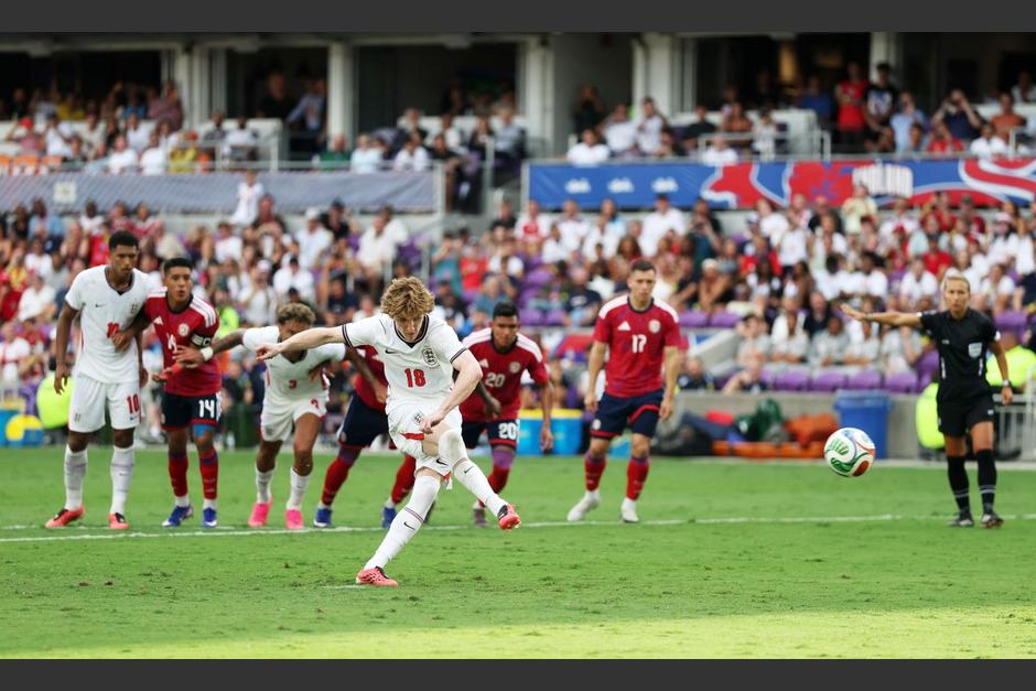 Anthony Gordon anota el segundo gol de Inglaterra frente a Costa Rica. (Foto: AFP)