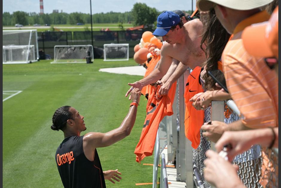 El defensa neerlandés Virgil van Dijk firma autógrafos después de una sesión de entrenamiento en las instalaciones de entrenamiento KC Current en Kansas City. (Foto: AFP)