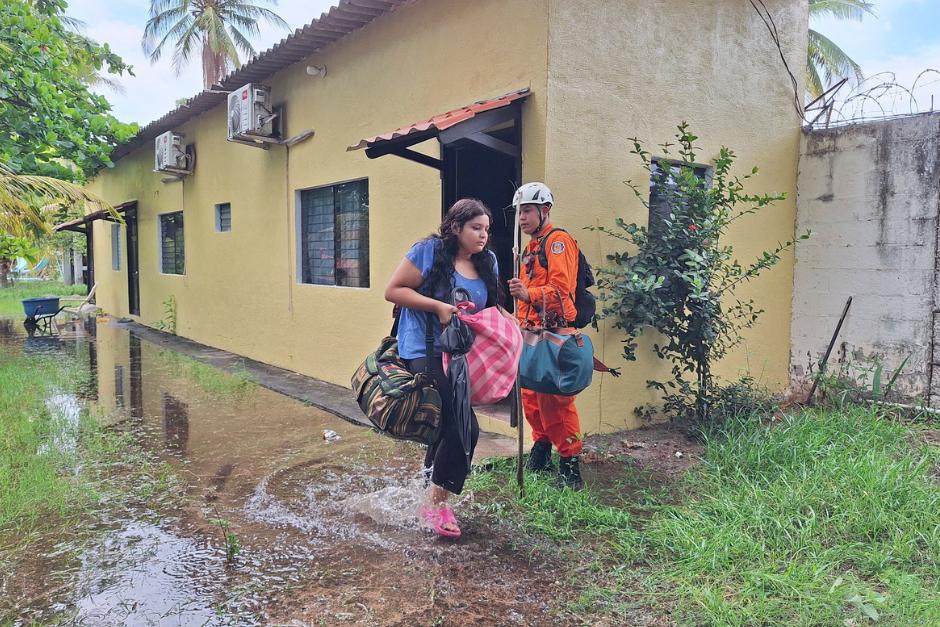 El Salvador permanece bajo alerta naranja por la Tormenta Tropical Cristina. (Foto: Bomberos de El Salvador)