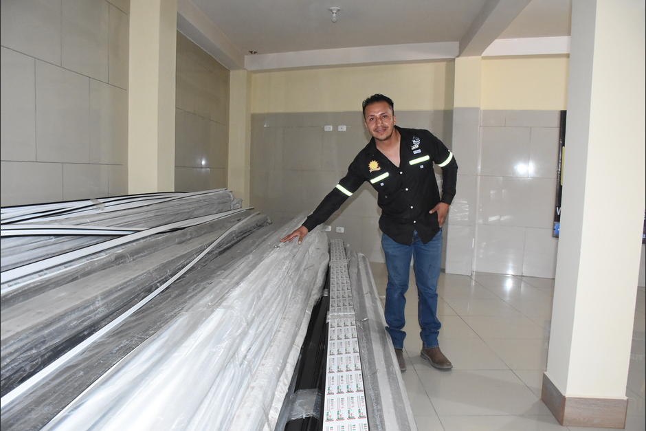 Francisco Mendez se dedica a los trabajos de aluminio y acabados. (Foto: Erick Colop/Colaborador)