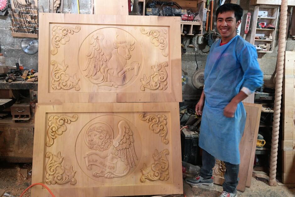 El emprendedor Melvin Samol se dedica a tallar diseños originales en madera. (Foto: Archivo)